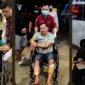 Petugas Bareskrim Polri mengawal tiga tersangka sindikat narkoba, termasuk bandar Bio, usai ditangkap di Samarinda terkait dugaan pembunuhan tiga anggota Satresnarkoba Polres Katingan. (Posnews/Bareskrim Polri)