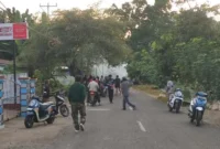 Aparat gabungan berjaga di lokasi bentrokan berdarah dua desa di Adonara, Flores Timur, NTT. (Posnews/Polres Flores Timur)