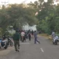 Aparat gabungan berjaga di lokasi bentrokan berdarah dua desa di Adonara, Flores Timur, NTT. (Posnews/Polres Flores Timur)