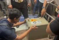 Penyidik Kortas Tipidkor Polri membuka brankas rahasia di rumah kawasan Sentul, Bogor, dan menyita 74 kilogram emas batangan serta uang senilai Rp476 miliar terkait penyidikan tiga kasus korupsi. (Posnews/Bareskrim Polri)