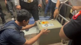 Penyidik Kortas Tipidkor Polri membuka brankas rahasia di rumah kawasan Sentul, Bogor, dan menyita 74 kilogram emas batangan serta uang senilai Rp476 miliar terkait penyidikan tiga kasus korupsi. (Posnews/Bareskrim Polri)