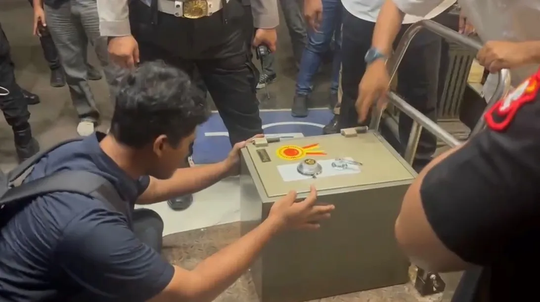 Penyidik Kortas Tipidkor Polri membuka brankas rahasia di rumah kawasan Sentul, Bogor, dan menyita 74 kilogram emas batangan serta uang senilai Rp476 miliar terkait penyidikan tiga kasus korupsi. (Posnews/Bareskrim Polri)