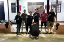 Polisi menunjukkan tersangka kasus dugaan penggelapan dana perusahaan Rp935,6 juta di Banjar, Kalimantan Selatan, yang diduga menghabiskan uang untuk judi online. (Posnews/Polres Banjar)