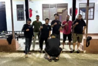 Polisi menunjukkan tersangka kasus dugaan penggelapan dana perusahaan Rp935,6 juta di Banjar, Kalimantan Selatan, yang diduga menghabiskan uang untuk judi online. (Posnews/Polres Banjar)