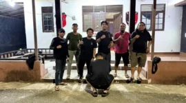 Polisi menunjukkan tersangka kasus dugaan penggelapan dana perusahaan Rp935,6 juta di Banjar, Kalimantan Selatan, yang diduga menghabiskan uang untuk judi online. (Posnews/Polres Banjar)