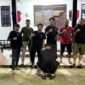Polisi menunjukkan tersangka kasus dugaan penggelapan dana perusahaan Rp935,6 juta di Banjar, Kalimantan Selatan, yang diduga menghabiskan uang untuk judi online. (Posnews/Polres Banjar)