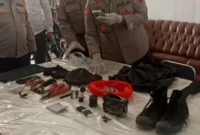 Petugas Densus 88 Antiteror dan Polda Sumatera Barat melakukan olah TKP usai ledakan bom rakitan di MAN 3 Padang serta mengamankan barang bukti dan seorang pelajar berinisial R (17). (Posnews/Polda Sumbar)