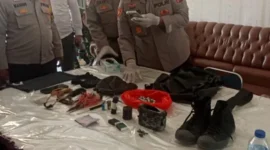 Petugas Densus 88 Antiteror dan Polda Sumatera Barat melakukan olah TKP usai ledakan bom rakitan di MAN 3 Padang serta mengamankan barang bukti dan seorang pelajar berinisial R (17). (Posnews/Polda Sumbar)