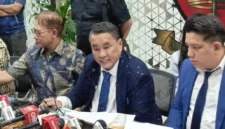 Pengacara Hotman Paris Hutapea memberikan keterangan terkiat hasil pemeriksaan mantan Jampidsus Febrie Adriansyah di Kejagung. (Posnews/Instagram)