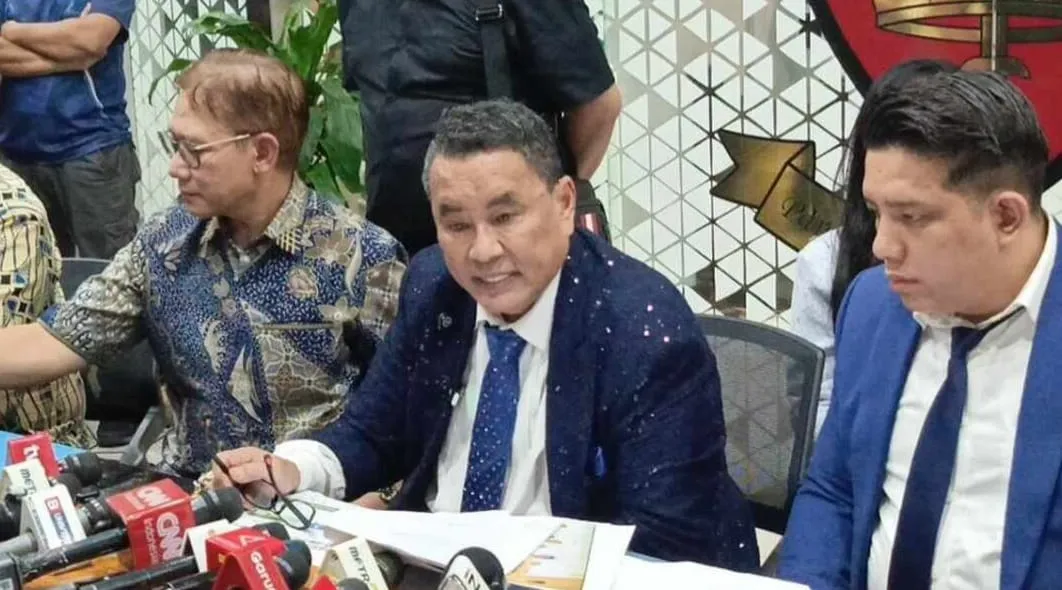 Pengacara Hotman Paris Hutapea memberikan keterangan terkiat hasil pemeriksaan mantan Jampidsus Febrie Adriansyah di Kejagung. (Posnews/Instagram)
