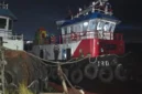 Petugas Ditpolairud Polda Sumsel mengamankan dua truk tangki modifikasi, 21 ton solar ilegal, dan tiga kapal tugboat dalam pengungkapan kasus penyelundupan BBM di Dermaga PT Payung Samudera, Palembang. (Posnews/Polda Sumatera Selatan)