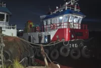 Petugas Ditpolairud Polda Sumsel mengamankan dua truk tangki modifikasi, 21 ton solar ilegal, dan tiga kapal tugboat dalam pengungkapan kasus penyelundupan BBM di Dermaga PT Payung Samudera, Palembang. (Posnews/Polda Sumatera Selatan)