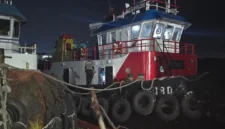 Petugas Ditpolairud Polda Sumsel mengamankan dua truk tangki modifikasi, 21 ton solar ilegal, dan tiga kapal tugboat dalam pengungkapan kasus penyelundupan BBM di Dermaga PT Payung Samudera, Palembang. (Posnews/Polda Sumatera Selatan)