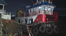 Petugas Ditpolairud Polda Sumsel mengamankan dua truk tangki modifikasi, 21 ton solar ilegal, dan tiga kapal tugboat dalam pengungkapan kasus penyelundupan BBM di Dermaga PT Payung Samudera, Palembang. (Posnews/Polda Sumatera Selatan)