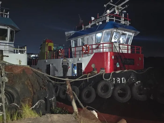 Petugas Ditpolairud Polda Sumsel mengamankan dua truk tangki modifikasi, 21 ton solar ilegal, dan tiga kapal tugboat dalam pengungkapan kasus penyelundupan BBM di Dermaga PT Payung Samudera, Palembang. (Posnews/Polda Sumatera Selatan)