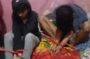 Personel Brimob mengevakuasi dua terduga pelaku curanmor dari rumah kontrakan di Kalibaru Barat, Cilincing, Jakarta Utara, saat dikepung warga. (Posnews/MR)