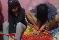 Personel Brimob mengevakuasi dua terduga pelaku curanmor dari rumah kontrakan di Kalibaru Barat, Cilincing, Jakarta Utara, saat dikepung warga. (Posnews/MR)