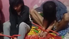 Personel Brimob mengevakuasi dua terduga pelaku curanmor dari rumah kontrakan di Kalibaru Barat, Cilincing, Jakarta Utara, saat dikepung warga. (Posnews/MR)