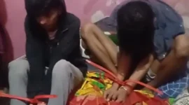 Personel Brimob mengevakuasi dua terduga pelaku curanmor dari rumah kontrakan di Kalibaru Barat, Cilincing, Jakarta Utara, saat dikepung warga. (Posnews/MR)