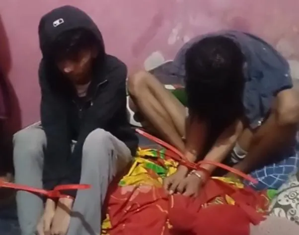 Personel Brimob mengevakuasi dua terduga pelaku curanmor dari rumah kontrakan di Kalibaru Barat, Cilincing, Jakarta Utara, saat dikepung warga. (Posnews/MR)