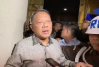 Mantan Jampidsus Febrie Adriansyah dikawal menuju Rutan KPK setelah ditahan Kejagung sebagai tersangka dugaan TPPU. (Posnews/KPK)