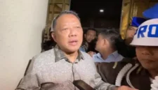Mantan Jampidsus Febrie Adriansyah dikawal menuju Rutan KPK setelah ditahan Kejagung sebagai tersangka dugaan TPPU. (Posnews/KPK)