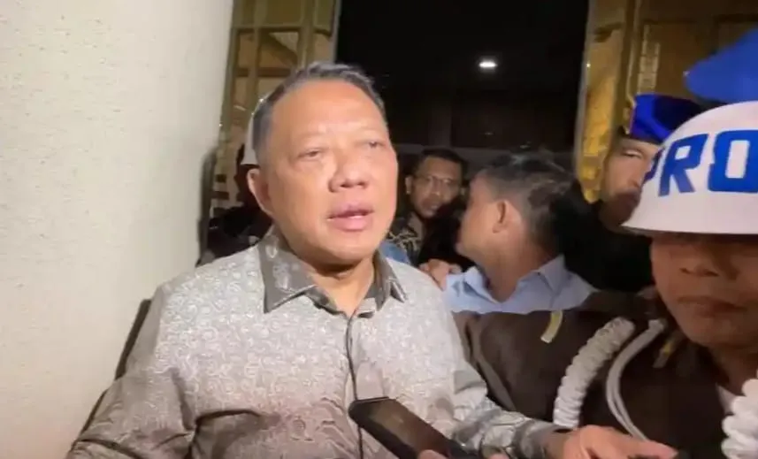 Mantan Jampidsus Febrie Adriansyah dikawal menuju Rutan KPK setelah ditahan Kejagung sebagai tersangka dugaan TPPU. (Posnews/KPK)