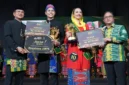 Pierre dan Bianca menerima selempang sebagai Abang None Jakarta Selatan 2026 pada malam Grand Final di Balai Kartini, Jakarta Selatan. (Posnews/Kominfo DKI Jakarta)