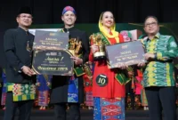 Pierre dan Bianca menerima selempang sebagai Abang None Jakarta Selatan 2026 pada malam Grand Final di Balai Kartini, Jakarta Selatan. (Posnews/Kominfo DKI Jakarta)