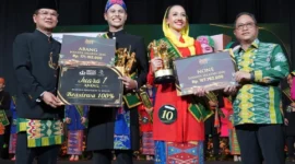 Pierre dan Bianca menerima selempang sebagai Abang None Jakarta Selatan 2026 pada malam Grand Final di Balai Kartini, Jakarta Selatan. (Posnews/Kominfo DKI Jakarta)