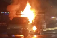 Daihatsu Grand Max yang diduga mengangkut BBM terbakar hebat di Jalan Soekarno-Hatta, Tanjung Senang, Bandar Lampung. (Posnews/Ist)