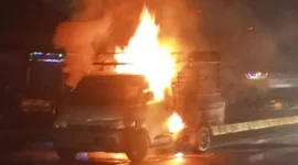 Daihatsu Grand Max yang diduga mengangkut BBM terbakar hebat di Jalan Soekarno-Hatta, Tanjung Senang, Bandar Lampung. (Posnews/Ist)