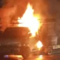 Daihatsu Grand Max yang diduga mengangkut BBM terbakar hebat di Jalan Soekarno-Hatta, Tanjung Senang, Bandar Lampung. (Posnews/Ist)