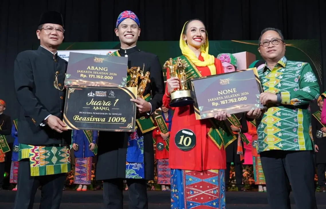 Pierre dan Bianca menerima selempang sebagai Abang None Jakarta Selatan 2026 pada malam Grand Final di Balai Kartini, Jakarta Selatan. (Posnews/Kominfo DKI Jakarta)