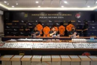 Polisi menunjukkan barang bukti ratusan ribu butir obat keras ilegal hasil penggerebekan di Kebon Kacang, Tanah Abang, Jakarta Pusat. (Posnews/Humas PMJ)