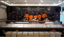 Polisi menunjukkan barang bukti ratusan ribu butir obat keras ilegal hasil penggerebekan di Kebon Kacang, Tanah Abang, Jakarta Pusat. (Posnews/Humas PMJ)