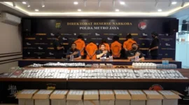 Polisi menunjukkan barang bukti ratusan ribu butir obat keras ilegal hasil penggerebekan di Kebon Kacang, Tanah Abang, Jakarta Pusat. (Posnews/Humas PMJ)