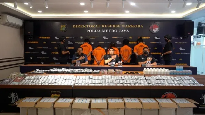 Polisi menunjukkan barang bukti ratusan ribu butir obat keras ilegal hasil penggerebekan di Kebon Kacang, Tanah Abang, Jakarta Pusat. (Posnews/Humas PMJ)