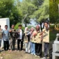 Mahasiswa KKN 65 Universitas Singaperbangsa Karawang membangun insinerator ramah lingkungan di kawasan Pantai Pulau Putri Cikeong, Desa Segarjaya, untuk mengurangi sampah dan menjaga kelestarian wisata pesisir. (Posnews/KKN UNSIKA)
