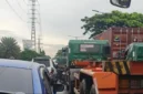 Antrean panjang truk kontainer memicu kemacetan parah di kawasan Cakung-Cilincing Jakarta. (Posnews/NU)