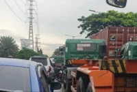 Antrean panjang truk kontainer memicu kemacetan parah di kawasan Cakung-Cilincing Jakarta. (Posnews/NU)