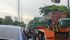 Antrean panjang truk kontainer memicu kemacetan parah di kawasan Cakung-Cilincing Jakarta. (Posnews/NU)