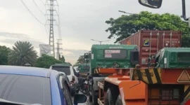 Antrean panjang truk kontainer memicu kemacetan parah di kawasan Cakung-Cilincing Jakarta. (Posnews/NU)