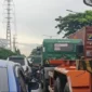 Antrean panjang truk kontainer memicu kemacetan parah di kawasan Cakung-Cilincing Jakarta. (Posnews/NU)