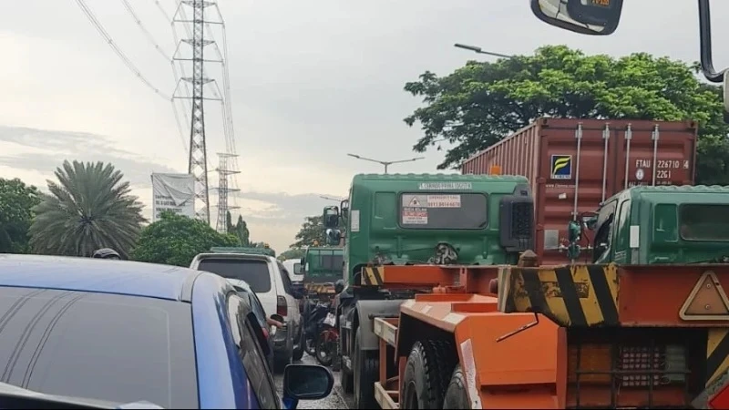 Antrean panjang truk kontainer memicu kemacetan parah di kawasan Cakung-Cilincing Jakarta. (Posnews/NU)