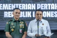 Juru Bicara Satgas PKH Barita Simanjuntak memberikan keterangan usai rapat Satgas PKH di Kementerian Pertahanan, Jakarta Pusat. Posnews/Kemenhan)