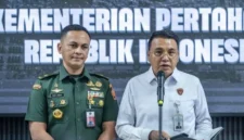 Juru Bicara Satgas PKH Barita Simanjuntak memberikan keterangan usai rapat Satgas PKH di Kementerian Pertahanan, Jakarta Pusat. Posnews/Kemenhan)