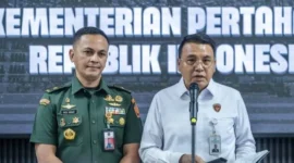Juru Bicara Satgas PKH Barita Simanjuntak memberikan keterangan usai rapat Satgas PKH di Kementerian Pertahanan, Jakarta Pusat. Posnews/Kemenhan)