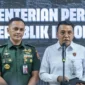 Juru Bicara Satgas PKH Barita Simanjuntak memberikan keterangan usai rapat Satgas PKH di Kementerian Pertahanan, Jakarta Pusat. Posnews/Kemenhan)