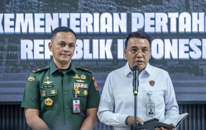 Juru Bicara Satgas PKH Barita Simanjuntak memberikan keterangan usai rapat Satgas PKH di Kementerian Pertahanan, Jakarta Pusat. Posnews/Kemenhan)